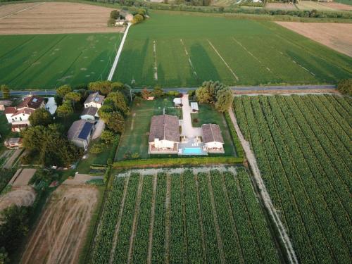 una vista aerea di una casa in un campo di Ca Giuliocesare a Castiglione di Ravenna