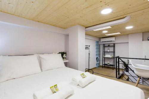 - une chambre avec un grand lit blanc et une salle de bains dans l'établissement Heart of Athens Studio 25sqm, à Athènes
