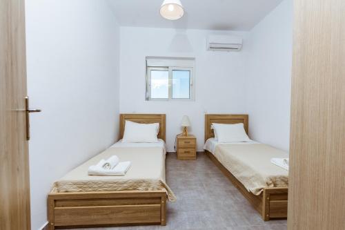 Posteľ alebo postele v izbe v ubytovaní Martimi Apartments - 200M from Drapanias Beach - Pool - Hot Tub - Sauna - BBQ