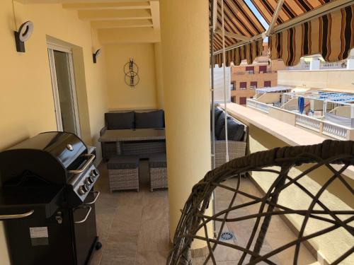 mit Blick auf einen Balkon mit einem Tisch und einer Bank in der Unterkunft Holiday Penthouse Jardin in Torrevieja