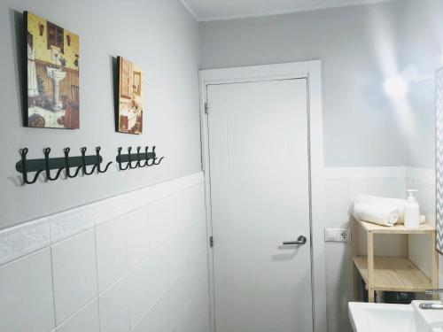 baño blanco con ducha y lavamanos en Apartamento Rural La Cascada de Calmarza, en Calmarza