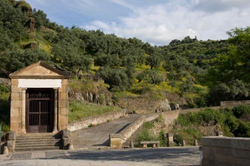 a small building on the side of a road at Apartamentos Rurales Arco de Trajano in Alcántara