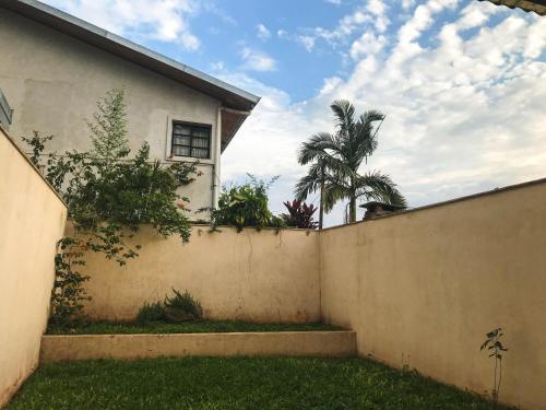 a fence in front of a house with a palm tree at Dúplex Confort in Posadas