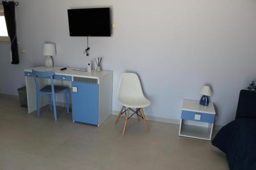 Una televisión o centro de entretenimiento en B&B L'EDEN DI CAPO BIANCO