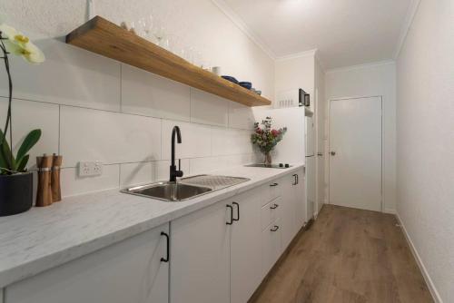 Una cocina o cocineta en Ocean Palms Apartments