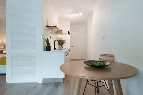 Una cocina o cocineta en Ocean Palms Apartments
