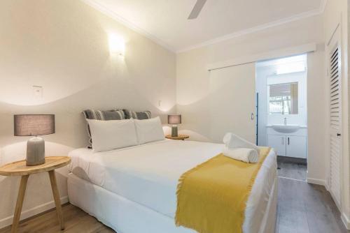 Una cama o camas en una habitación de Ocean Palms Apartments