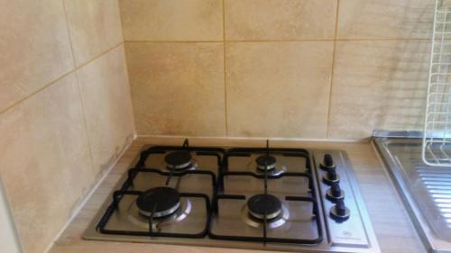 a stove top in a kitchen next to a wall at Cabañas Te Maori in Hanga Roa
