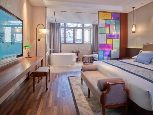 Postel nebo postele na pokoji v ubytování SSAW Boutique Hotel Nanjing Grand Theatre