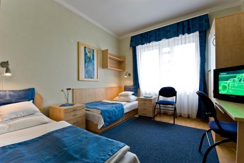 Un pat sau paturi într-o cameră la Hotel Kerpely