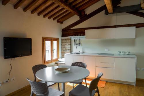 a kitchen and dining room with a table and chairs at Loft Mirano Due (Alloggi alla Campana) in Mirano