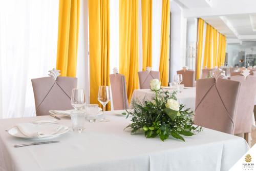 Un restaurante u otro lugar para comer en Hotel Palacio De Úbeda 5 G.L