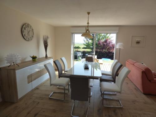 une cuisine et une salle à manger avec une table et des chaises dans l'établissement Gîte du Marais d'Opale, à Bazinghen