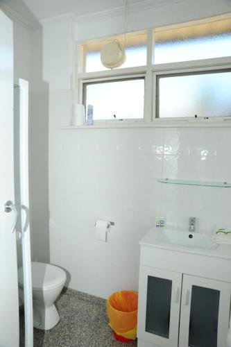 Bathroom sa Glenelg Holiday Apartments-Ellis