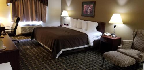 Un pat sau paturi într-o cameră la FairBridge Inn & Suites Batavia-Darien Amusement Park