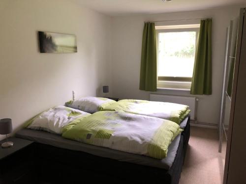 ein Schlafzimmer mit zwei Betten und einem Fenster in der Unterkunft Modernes Apartment in ruhiger Lage, 70qm, 4 Personen in Brietlingen