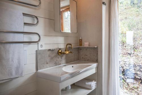 a bathroom with a sink and a mirror at Kruthuset in Visby