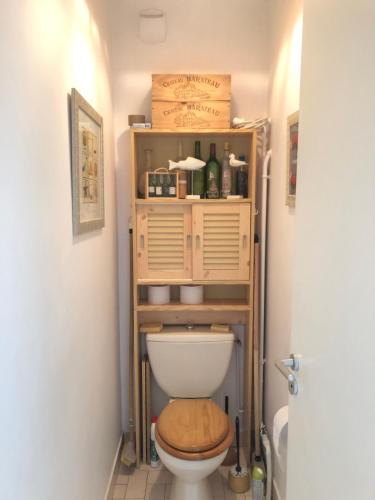 ラ・ボールにあるL'Escoublacのバスルーム(木製の椅子付きトイレ付)