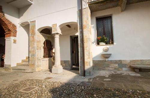 a courtyard of a house with a window and a bench at Loft & Espace Maison 1706 Lago Orta in Borgomanero