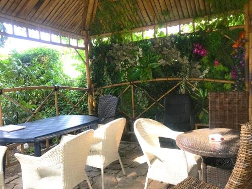 a patio with a table and chairs and plants at Pension Haus Baron 1 Neckarau in Mannheim