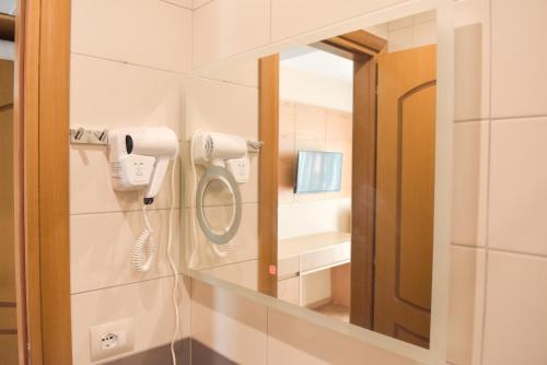La salle de bains est pourvue d'un miroir et d'un sèche-cheveux. dans l'établissement Hotel Lahuta, à Kolgecaj