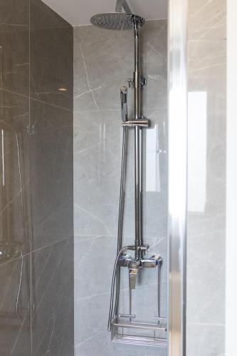a shower in a bathroom with a glass door at AG SAN PAULO PREMIUM in Playa de Gandia