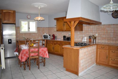 eine Küche mit einem Tisch und einem Tischtuch darauf in der Unterkunft Haut de Maison à Nyons in Nyons