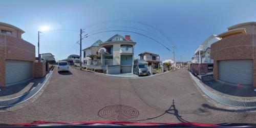 uma vista para uma rua com casas e um edifício redondo em Guest House Marine Blue / Vacation STAY 1385 em Shirahama