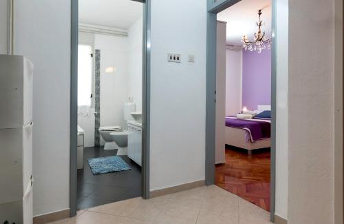 Habitación con baño y dormitorio. en Apartments Ariana, en Pula