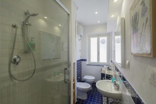 La salle de bains est pourvue d'une douche, d'un lavabo et de toilettes. dans l'établissement Piazza del Mercato Centrale, à Florence