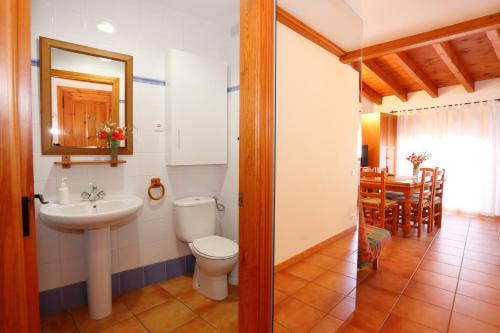 uma casa de banho com um lavatório, um WC e uma mesa em Casa Enpiera III - Turistrat em Cinctorres
