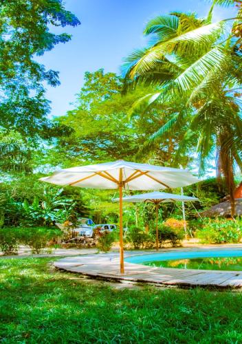 Taman di luar Reva Castel