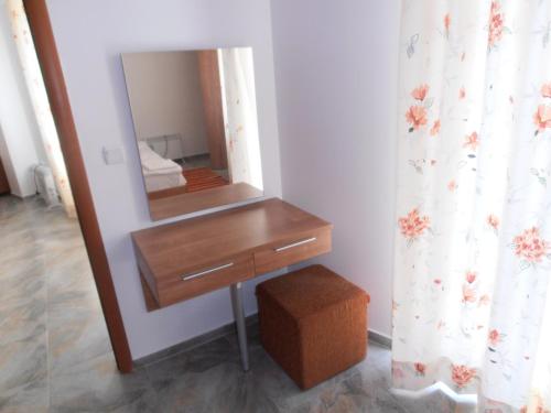 een badkamer met een houten dressoir en een spiegel bij Monastery 3 Apartments TMF in Pamporovo