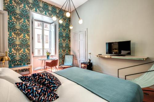 1 dormitorio con 1 cama y TV en la pared en Glance in Rome en Roma
