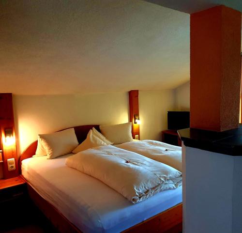 Postel nebo postele na pokoji v ubytování Hotel Alpin