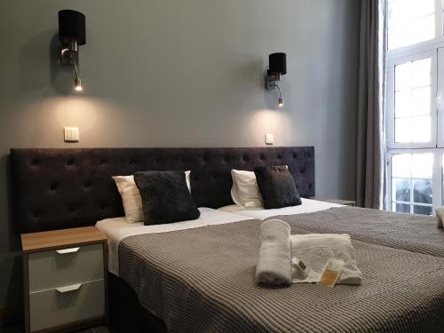 um quarto de hotel com duas camas com toalhas em Leao de Ouro em Matosinhos