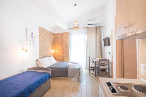 a hotel room with a bed and a kitchen at Mikres Kyklades in Skala Potamias