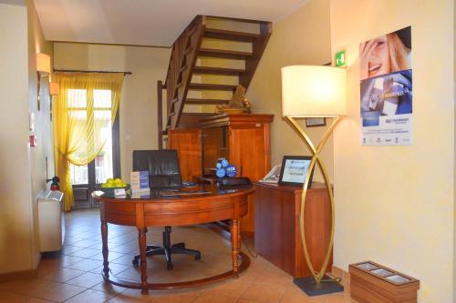 an office with a desk and a staircase in a room at Best Western Plus Hotel Le Rondini in San Francesco al Campo