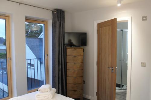 1 dormitorio con 1 cama y puerta corredera de cristal en Apt 2, Frasers Close, en Kirkwall