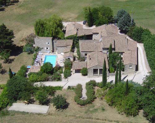 une vue aérienne d'une maison avec piscine dans l'établissement Gites de La Croix du Gres, à Valaurie