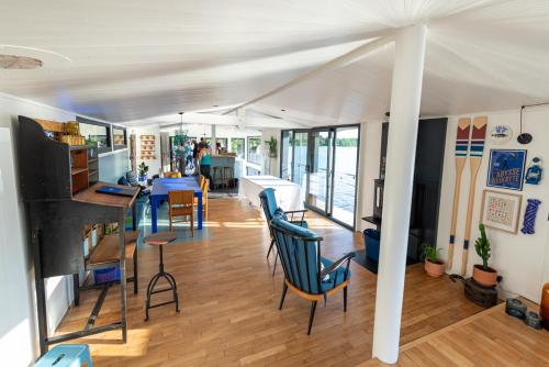 un soggiorno con tavolo e sedie blu di La Rivière House - Péniche Carpe Diem a Nantes