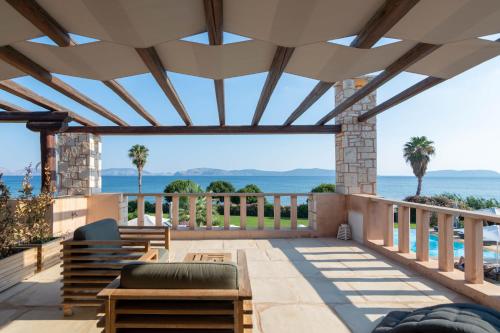 un patio con vistas al océano en Therme Sea Luxury Lodge, en Thermisía