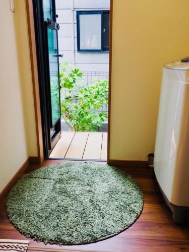 a green rug on the floor in front of a door at 遥華-Haruka House in Kyoto