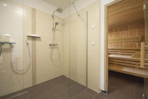 ein Badezimmer mit Dusche mit Glastür in der Unterkunft Ferienwohnung Windherz in Ostseebad Sellin