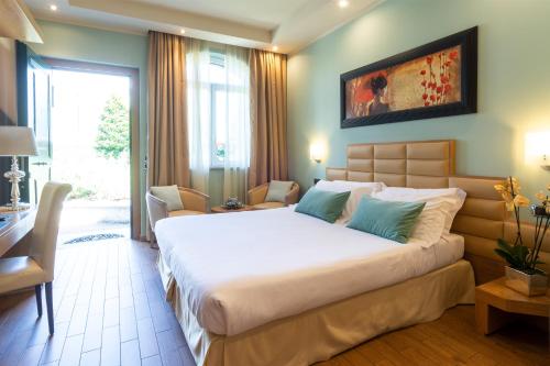 Hotel Silver Milano tesisinde bir odada yatak veya yataklar