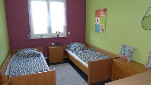 um quarto com duas camas e uma janela em Ferienhaus Scharmützelsee em Wendisch Rietz