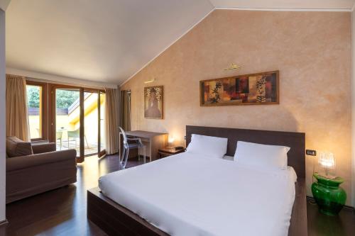 Un pat sau paturi într-o cameră la B&B Hotel Malpensa Lago Maggiore