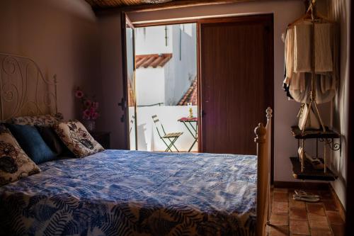 1 dormitorio con 1 cama y puerta que da a un patio en Typical fishing village in historic center I, en Portimão