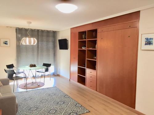 ein Wohnzimmer mit Tisch und ein Esszimmer in der Unterkunft Loft en la Ciudad de las Ciencias y cerca de la playa in Valencia