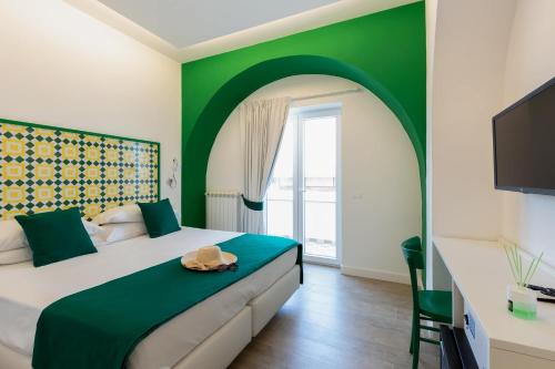 una habitación de hotel con una cama con sombrero en Xenia House Sorrento, en Sorrento